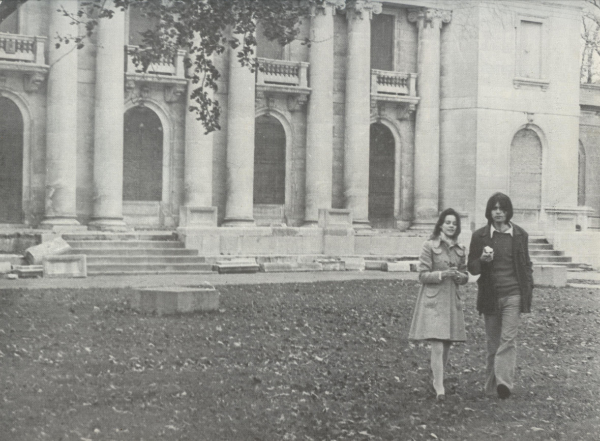 Sylvie Granger & Daniel Lepage du groupe Boule de Son devant le Château Ramsay à Montréal, 1975.